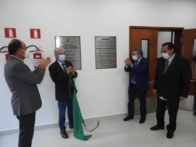 placa-cempas---prfs-celso,-meira,-reitor-barretti,-carlos-teixeira.jpg placa-cempas---prfs-celso,-meira,-reitor-barretti,-carlos-teixeira.jpg